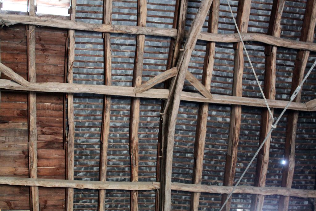 Charpente de toit de la grange-étable du château. Détail de l'assemblage d'un entrait avec les pannes.