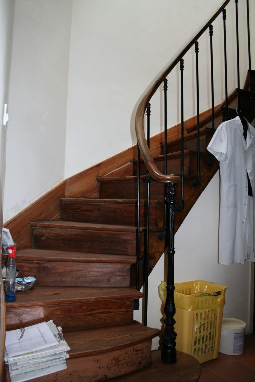 Escalier de service situé à côté de la cuisine.