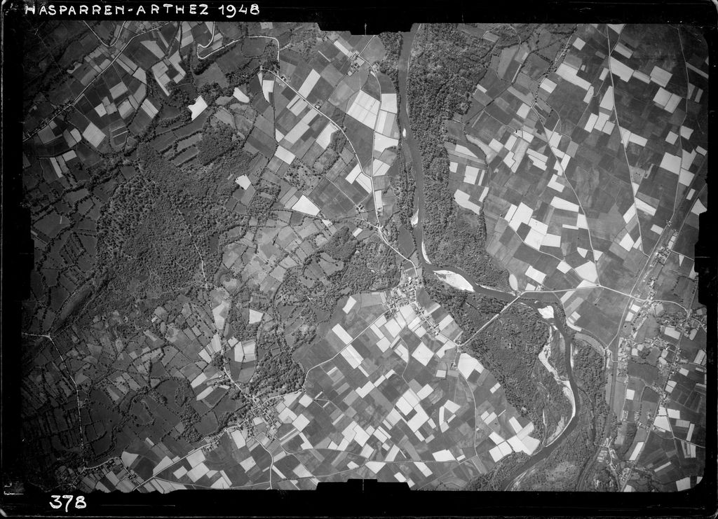 Photographie aérienne d'une partie de la plaine de Lacq en 1948 montrant la saligue longeant le gave de Pau et les champs cultivés