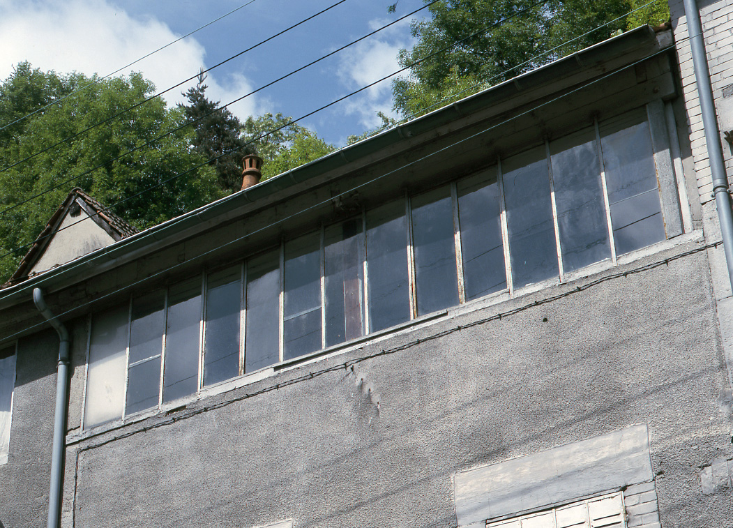 Détail des bandeaux de baies vitrées, qui éclairaient les anciens ateliers de fabrication. 