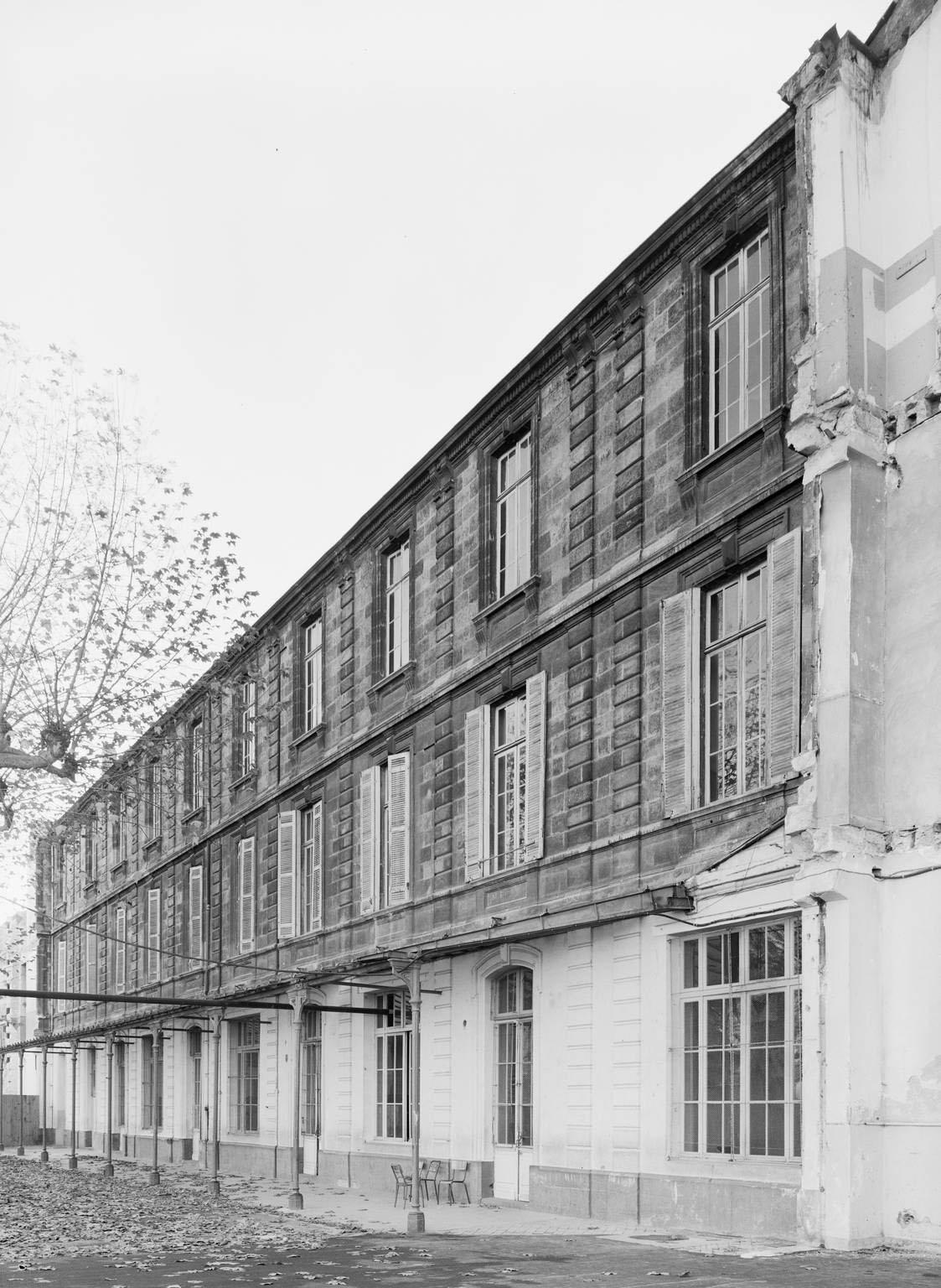 Vue d'ensemble du corps de bâtiment ouest de la cour des petits, vue oblique, en 1972.
