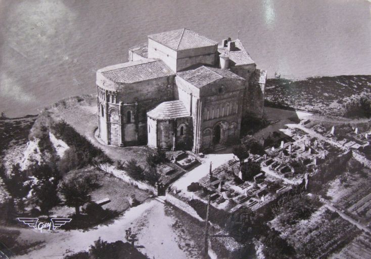 Vue aérienne de l'église vers 1950.