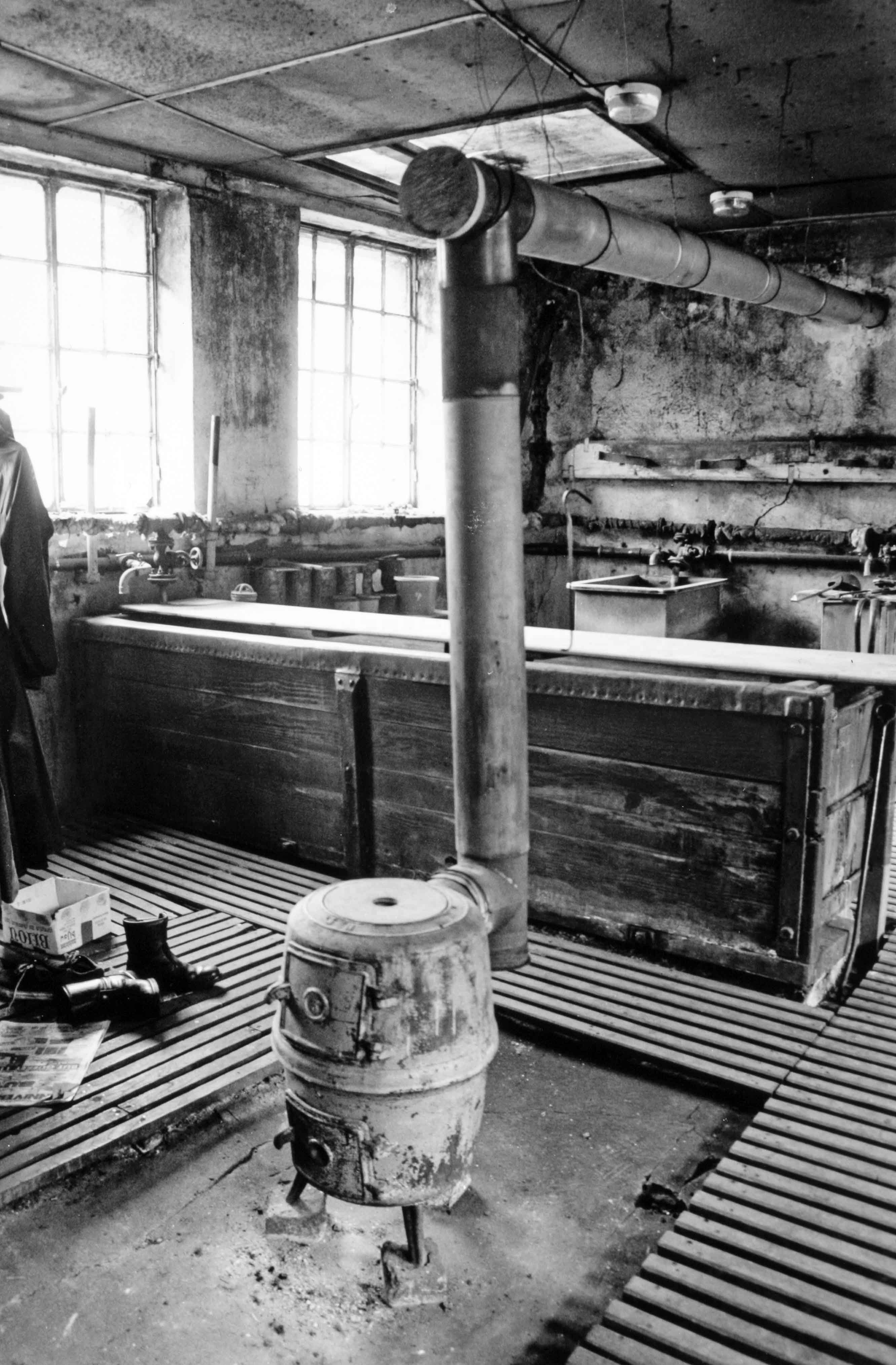 La teinturerie, lors de la fermeture de la manufacture en 1992 (reportage photographique de L. Yeghicheyan, Aubusson, Musée départemental de la Tapisserie)