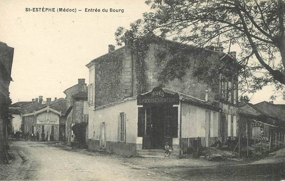 Carte postale, début 20e siècle (collection particulière) : Entrée du bourg.