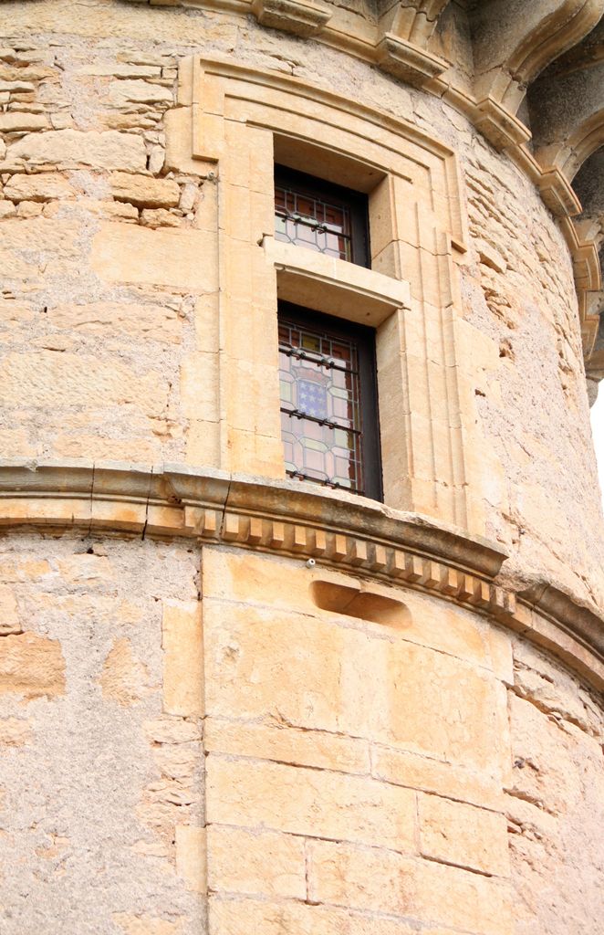 Tour d'angle sud-est du grand corps de logis : fenêtre (demi-croisée) ouverte en direction de la Vézère.