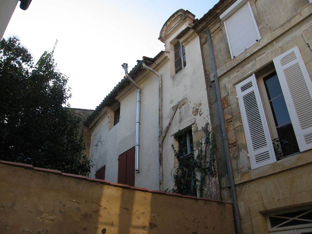 Vue de l'élévation postérieure, sur cour, depuis la maison mitoyenne (état avant travaux).