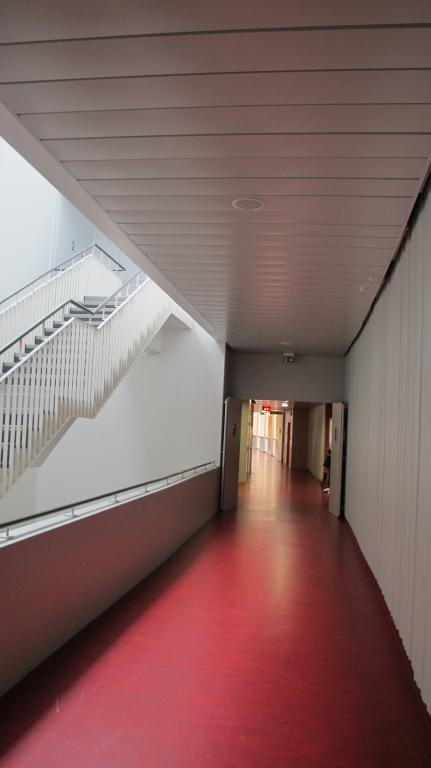 Couloir de circulation du 1er étage du bâtiment des salles de cours.