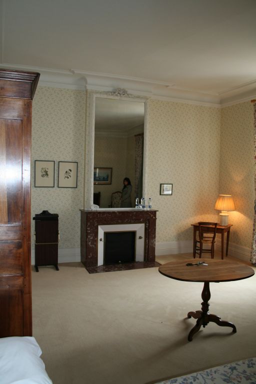 Chambre du 1er étage : vue d'ensemble avec la cheminée.