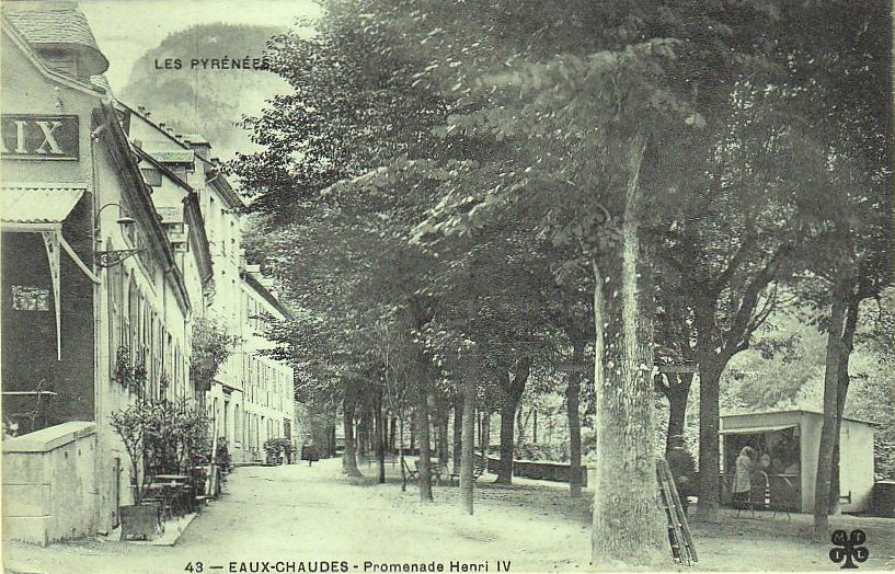 Promenade Henri IV dans les années 1930. Café Ambielle au premier plan.