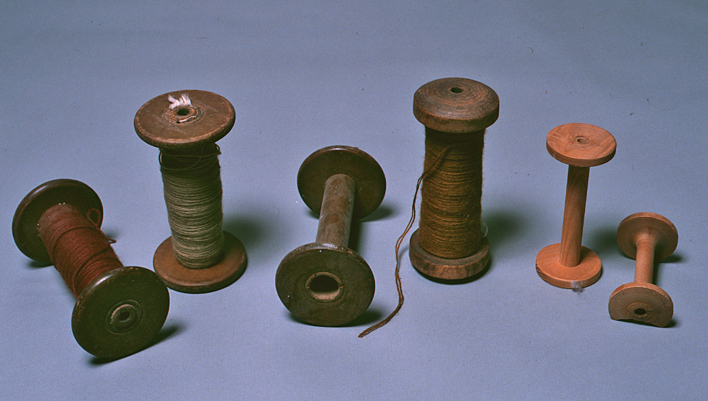 Bobines utilisées pour les fils de laine ou de soie.