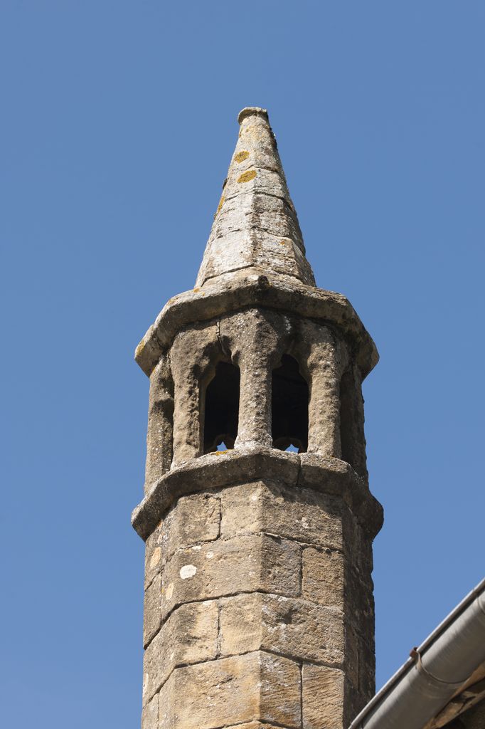 Aile centrale, élévation sud : cheminée médiévale en remploi.
