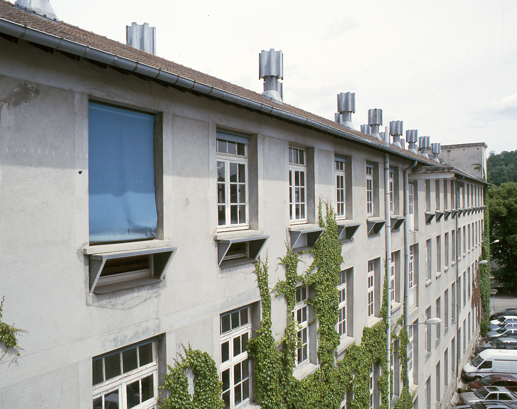 Détail des volets d'aération du troisième étage, situés sous les fenêtres et des conduits d'aération du toit (bâtiment principal).