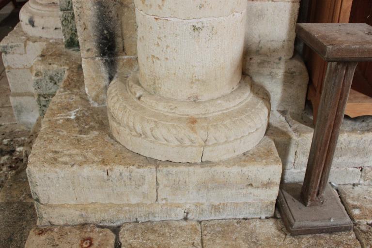 Transept sud, colonne de l'absidiole, base moulurée.