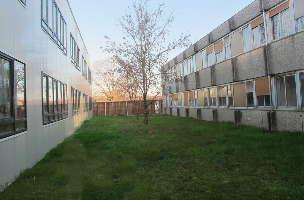 Cour entre les bâtiment E et F (lycée Beau-de-Rochas).