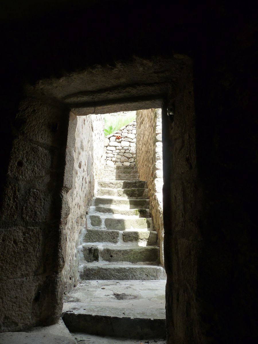 Détail de la porte d'entrée nord de la tour d'escalier, vue de l'intérieur de la cage.