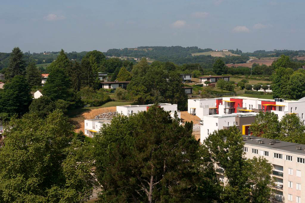Constructions contemporaines et lotissement pour cadres à l'arrière plan, dans la ville de Mourenx