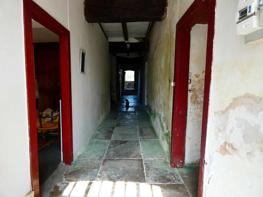 Vue de l'intérieur : rez-de-chaussée, couloir vu depuis l'entrée.
