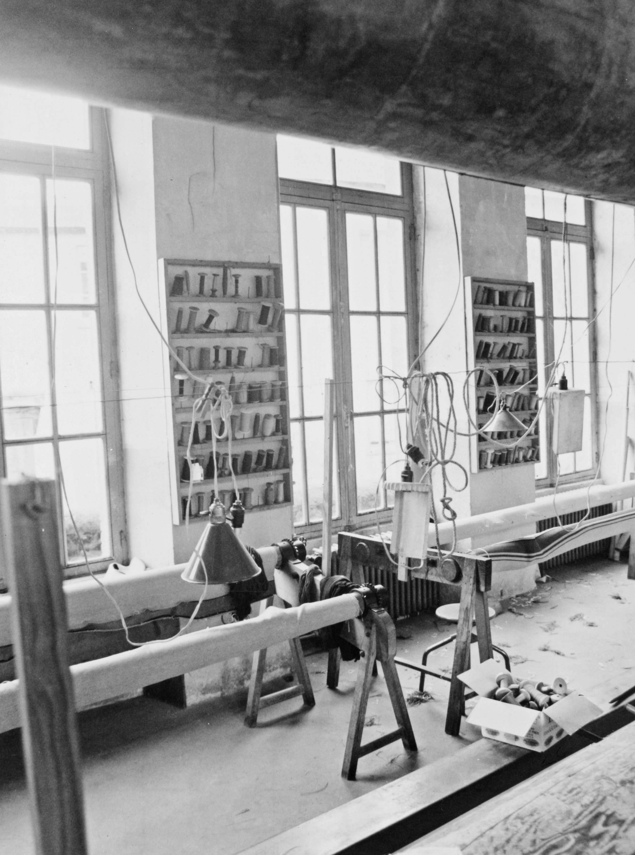 Les présentoirs à bobines, dans les ateliers de tissage du rez-de-chaussée (reportage photographique de L. Yeghicheyan, 1992, Aubusson, Musée départemental de la Tapisserie)
