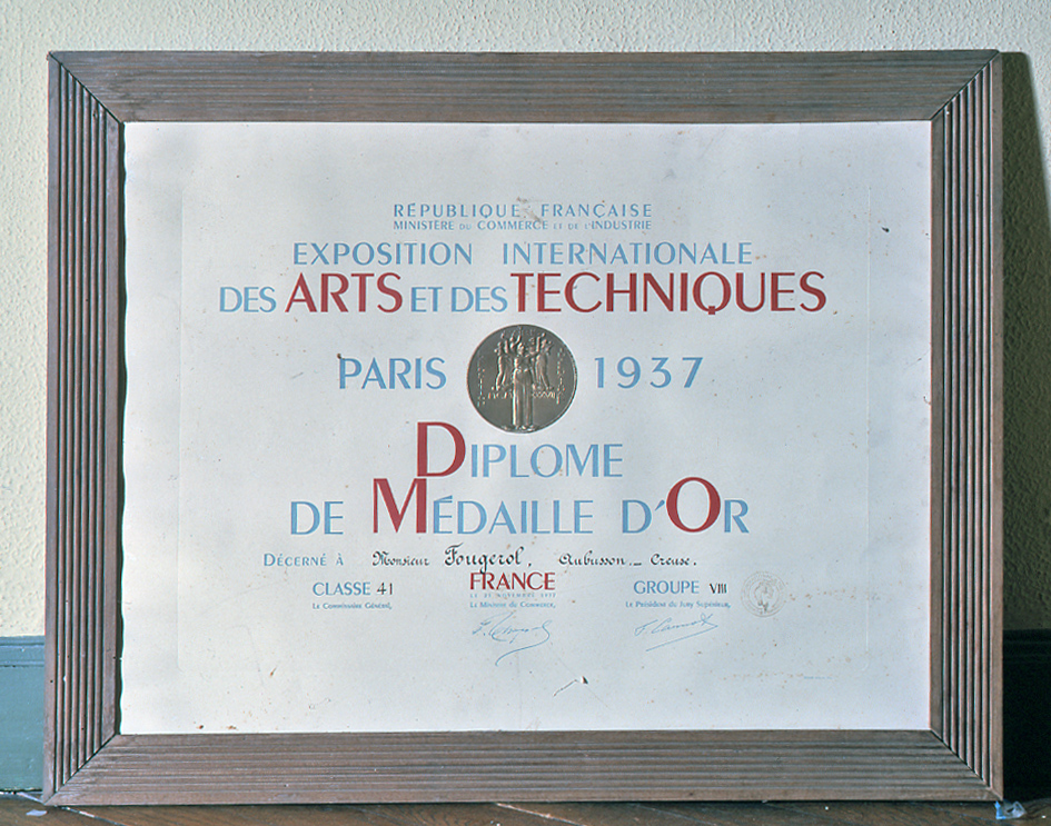 Exemplaire du diplôme décerné à la manufacture Fougerol avec la médaille d'or à l'Exposition internationale des Arts et Techniques de Paris, en 1937 (AC Aubusson)
