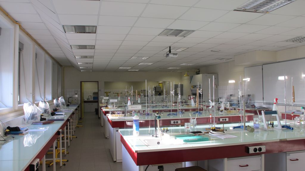 Salle d'enseignement pratique du bâtiment d'enseignement général et laboratoires STL, STV, physique-chimie.
