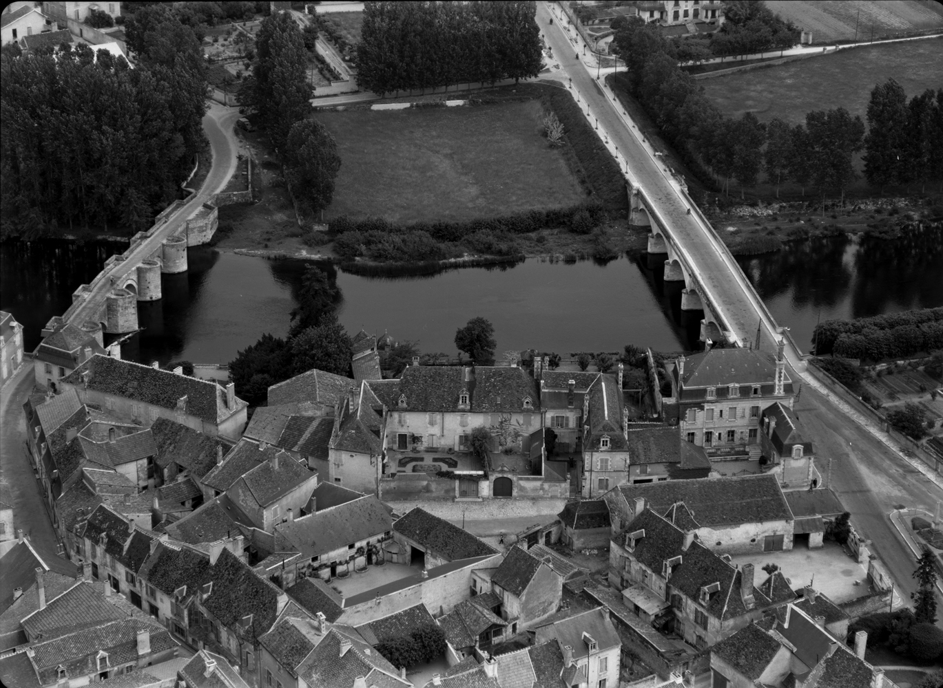 Les maisons en bord de Gartempe, entre les deux ponts, vue aérienne vers 1955 (fonds Henrard).