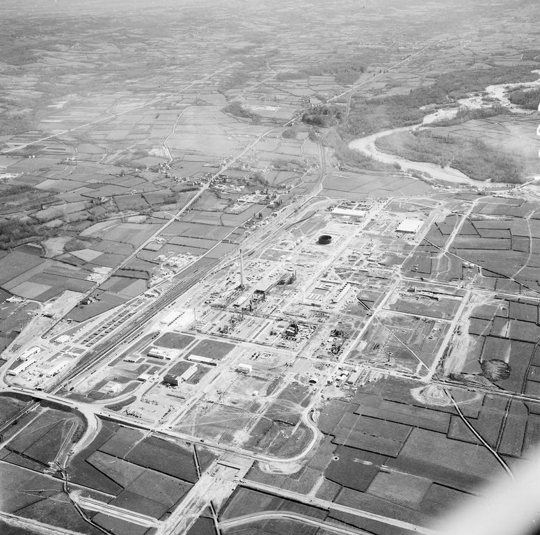 Photographie aérienne de la construction de l'usine SNPA en 1957