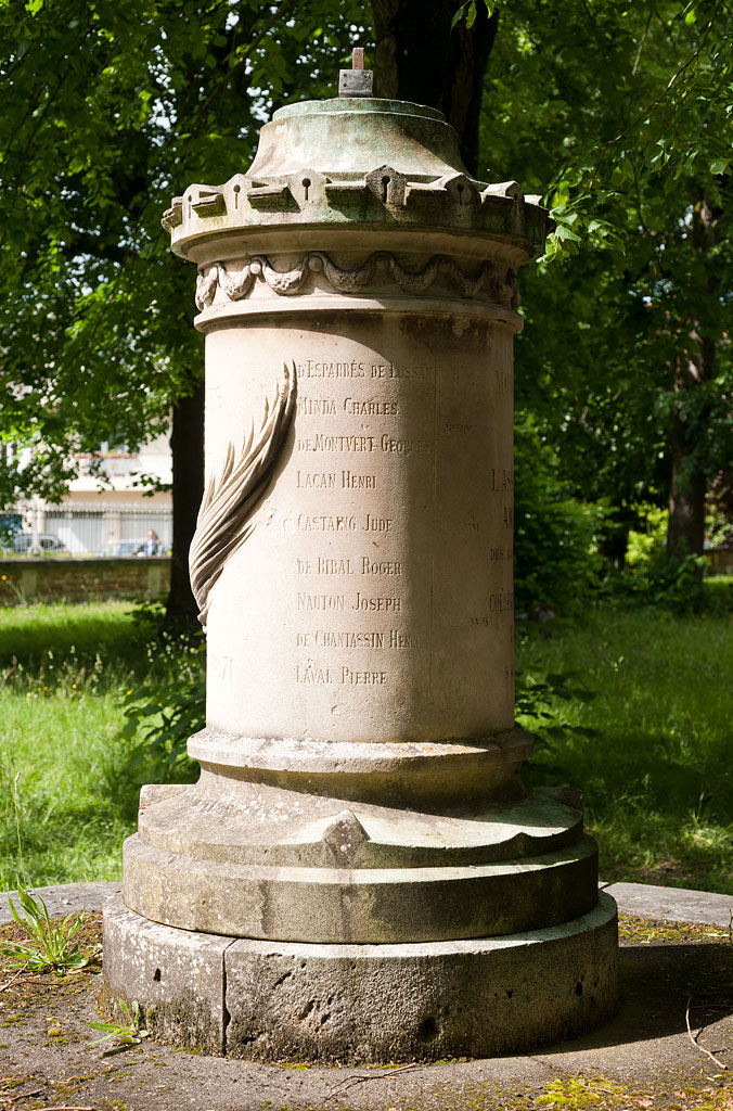 Piédestal d'un monument aux morts dans le parc devant le lycée.