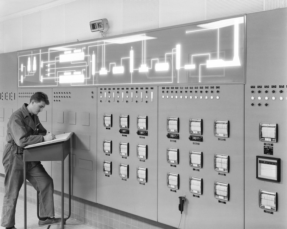 La salle de contrôle de l'unité désulfuration de l'usine de Lacq vers 1960