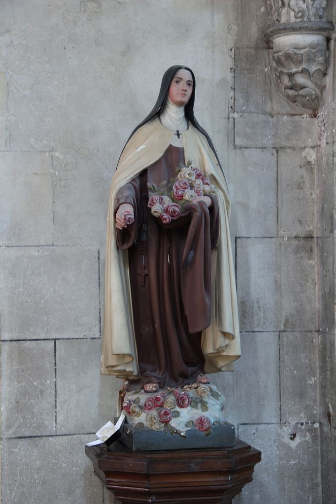 Statue de sainte Thérèse de Lisieux.