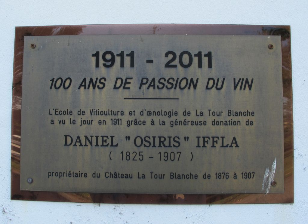 Plaque commémorative du centenaire de l'école de viticulture (façade de l'aile d'accueil).