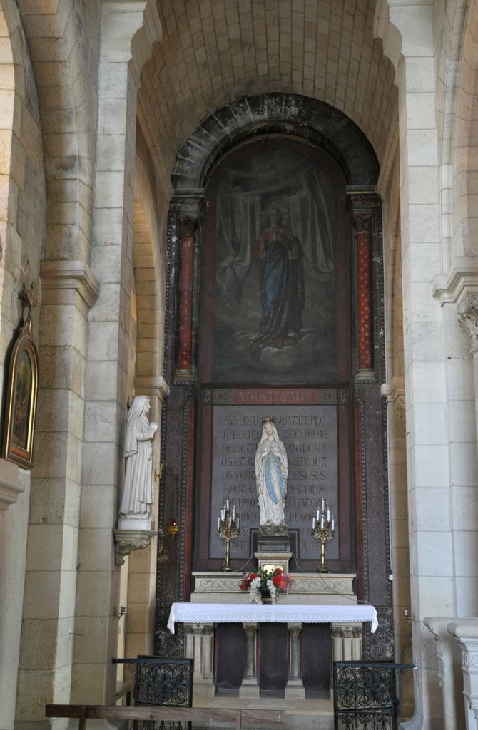 Collatéral nord : autel de la Vierge.