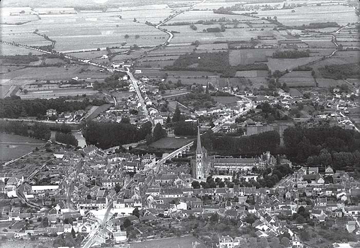 Vue aérienne des villages de Saint-Savin et Saint-Germain depuis l'est, vers 1955 (fonds Henrard).