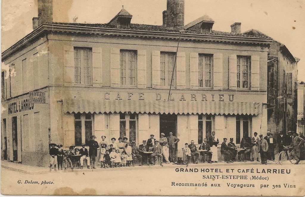 Carte postale, début 20e siècle (collection particulière) : Grand Hôtel et Café Larrieu.