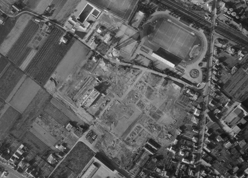 Photo aérienne. Prise de vue : 01-03-1966 (IGN). L'emplacement du lycée est en travaux, seul le bâtiment qui sera l'externat classique est en construction.
