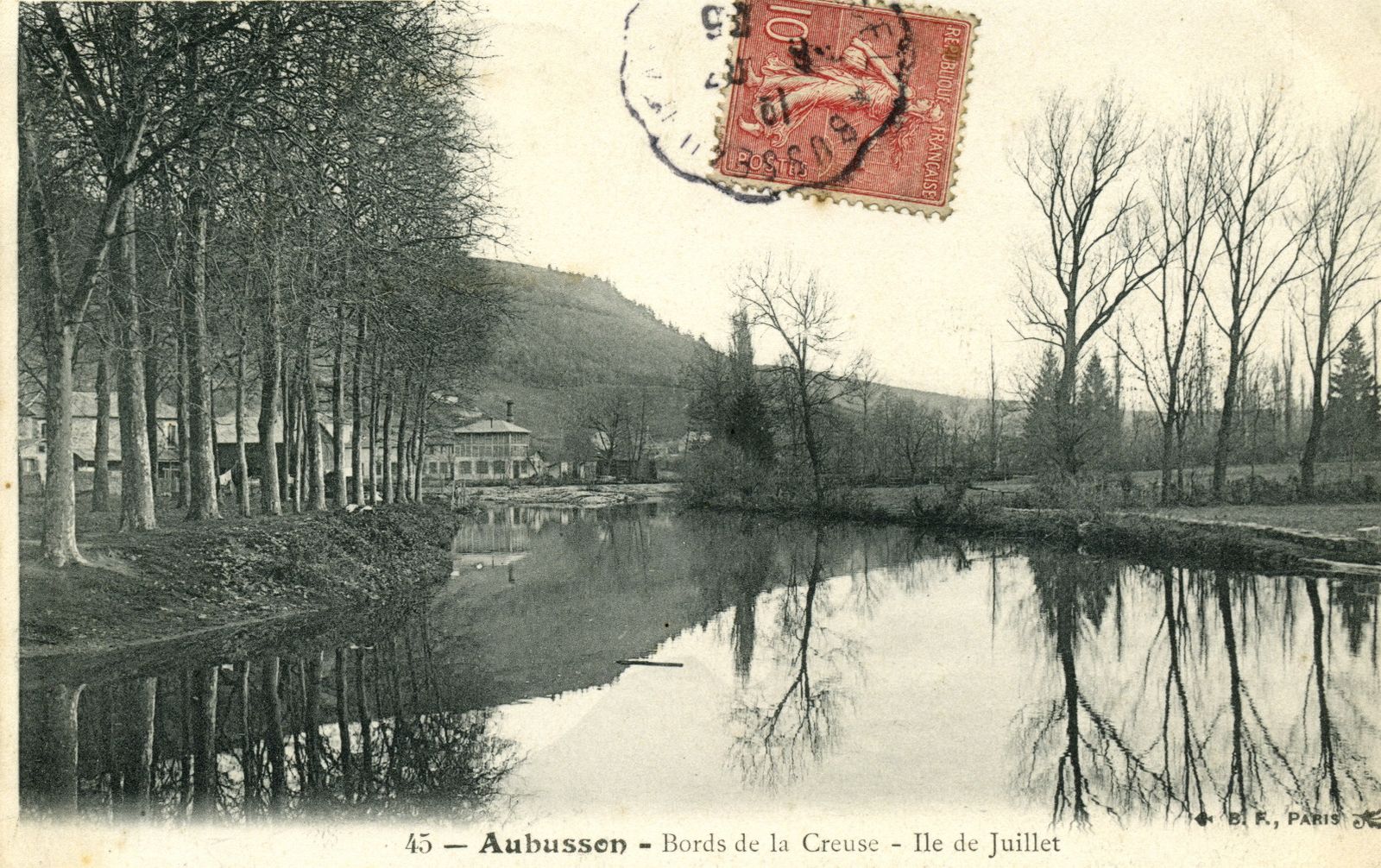 Carte postale du 1er quart du 20e siècle, montrant l'extrémité de l'île de Juillet et le bâtiment à usage de forge et de pièce de séchage (AC Aubusson)