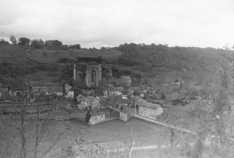 Vue aérienne au-dessus du village montrant l'emprise de l'église, s.d. (vers 1950).