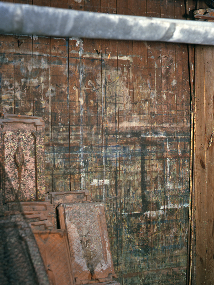 Dans les hangars, quelques vestiges de l'ancien atelier de peinture : le mur sud, avec son revêtement en bois, sur lequel avaient lieu la mise au carreau des modèles et leur transposition en cartons de tapisserie.