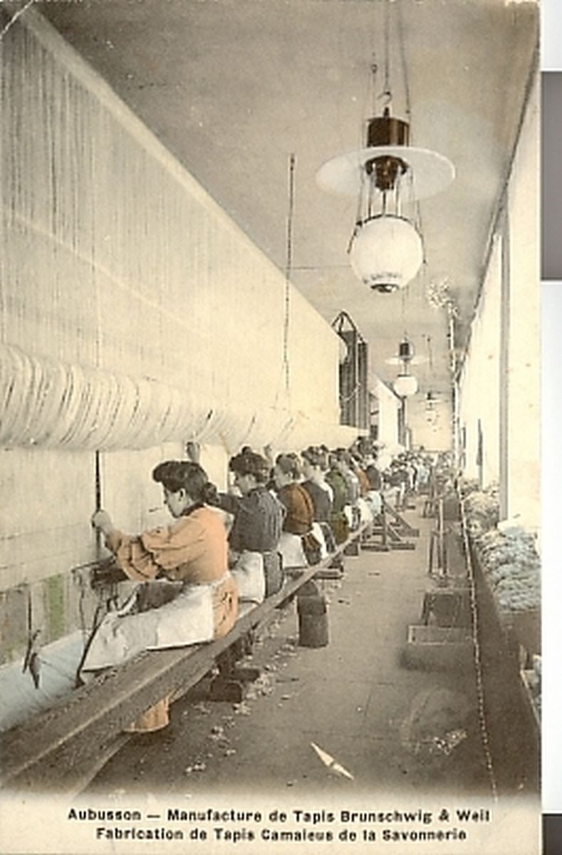 Carte postale (1er quart 20e siècle) de la manufacture Brunschwig et Weil : l'atelier de fabrication des tapis camaïeus de la Savonnerie, avec les ouvrières au travail (collection particulière)