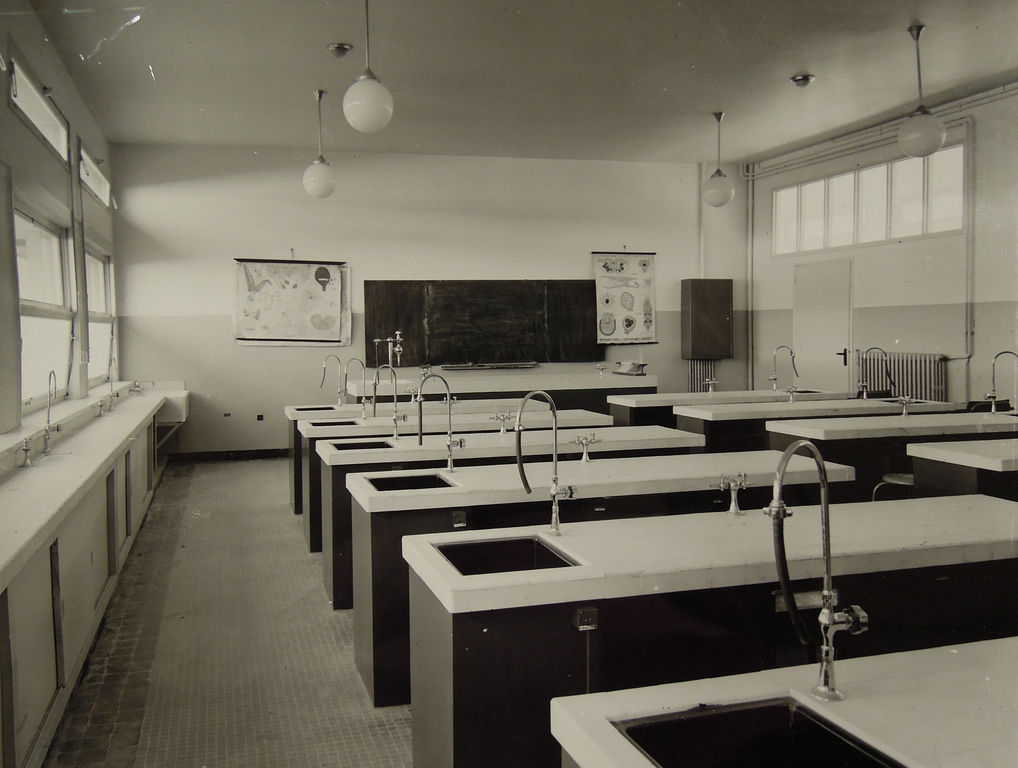 Une salle d'enseignement des sciences dans les années 1960.