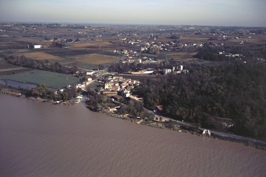 Vue aérienne de la Roque de Thau. 