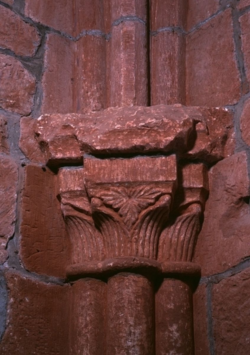 Chapiteau nord-ouest : décor sculpté d'une feuille de chêne.