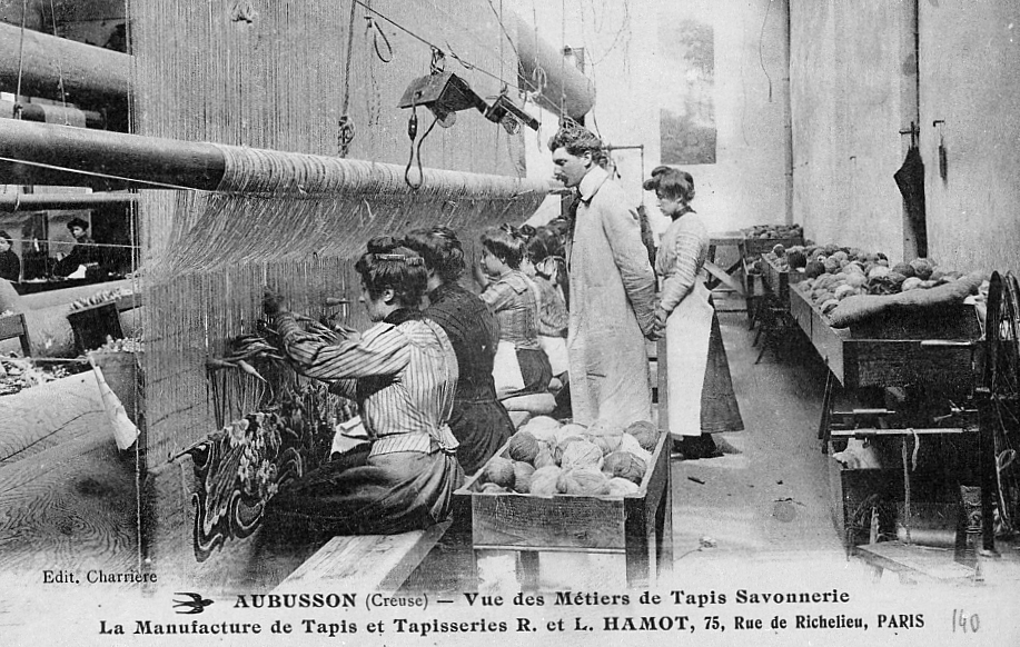 Carte postale (1er quart 20e siècle) d'un atelier de tissage des tapis Savonnerie, à la manufacture Hamot (collection particulière)