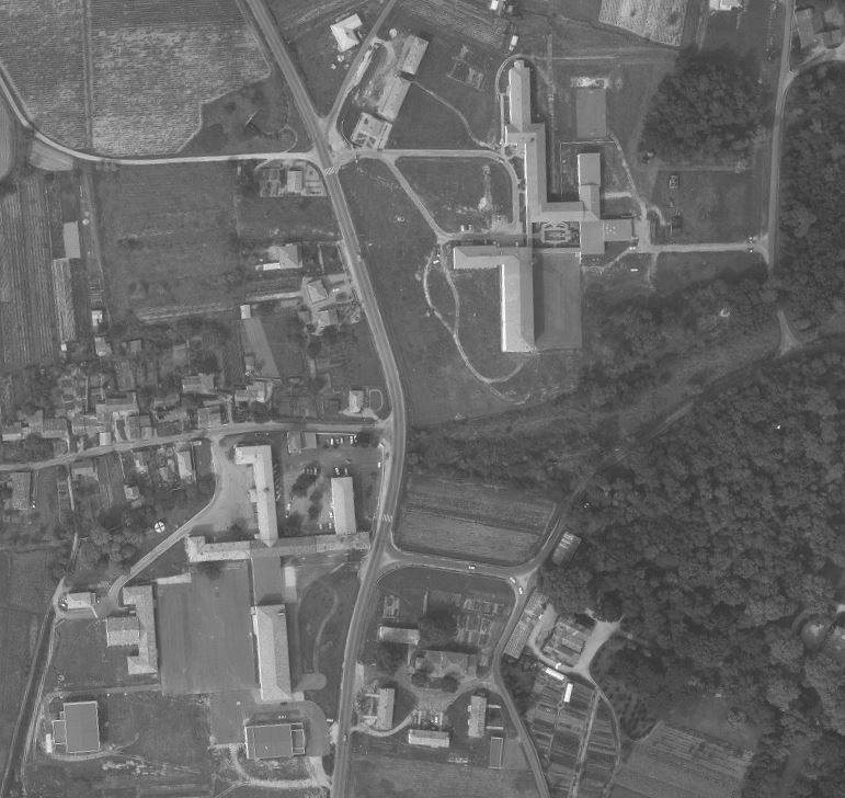 Vue aérienne, 1970. Le lycée Jean-Monnet, mitoyen de Béchon est construit (1966), l'extension de Maurian est construite. (IGN)