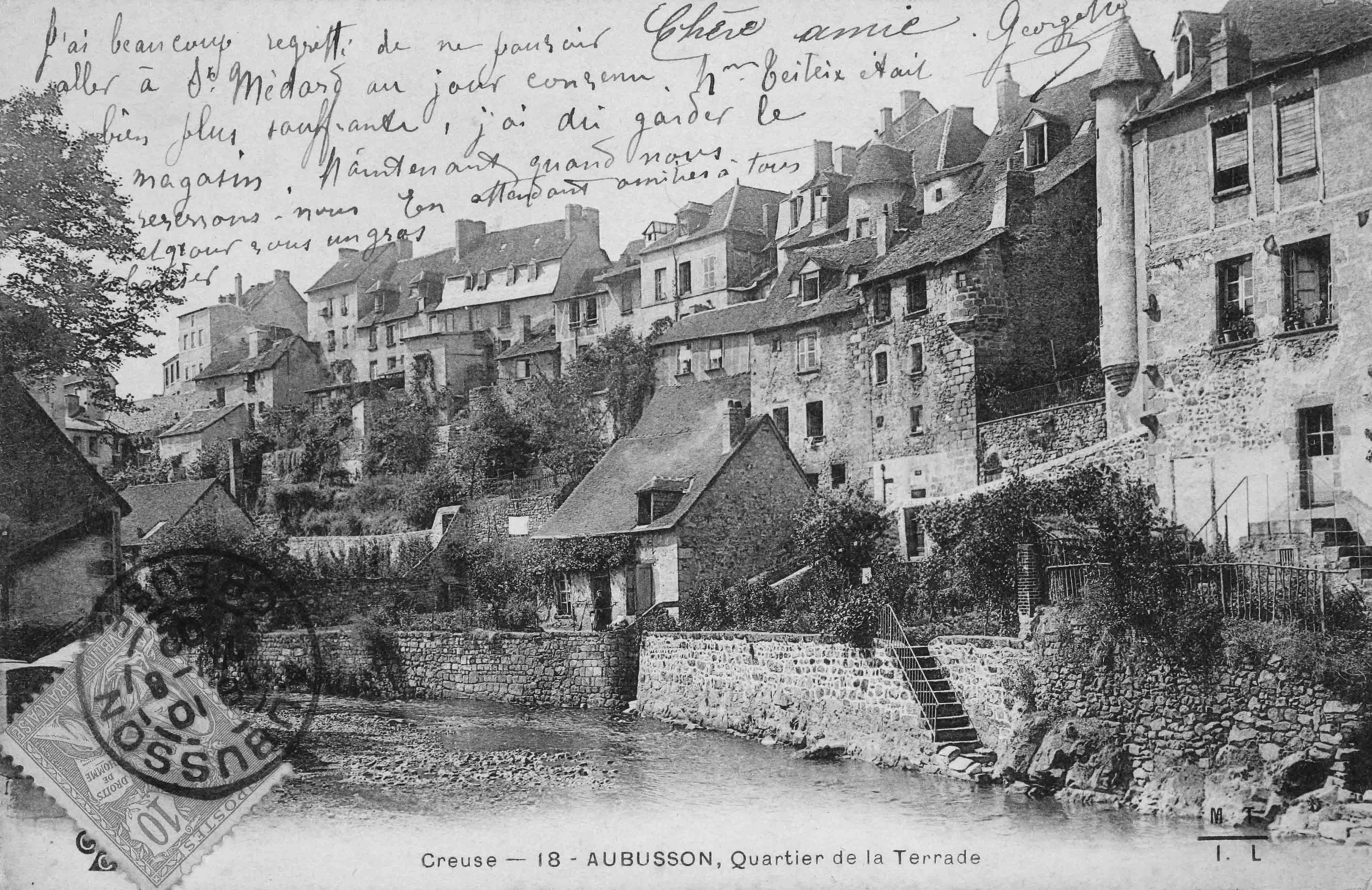 Carte postale (1er quart 20e siècle) : le quartier de La Terrade vu depuis le pont du même nom, avec, au premier plan, en bord de Creuse, la teinturerie de la manufacture Tabard, aujourd'hui disparue