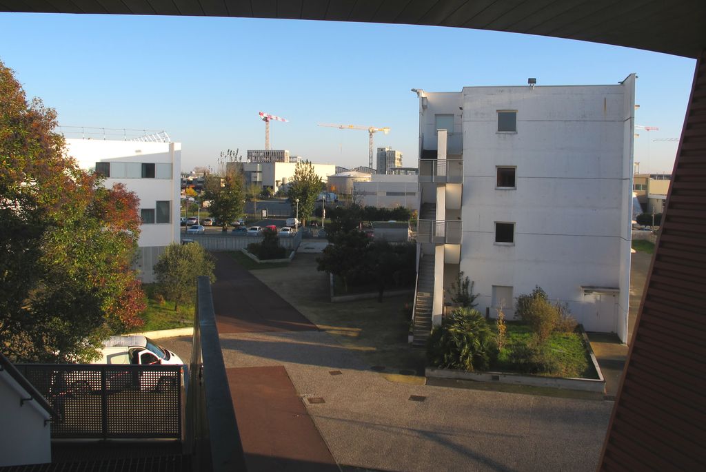 Vue des bâtiments de l'internat depuis l'étage du bâtiment des laboratoires du lycée Saint-Louis.