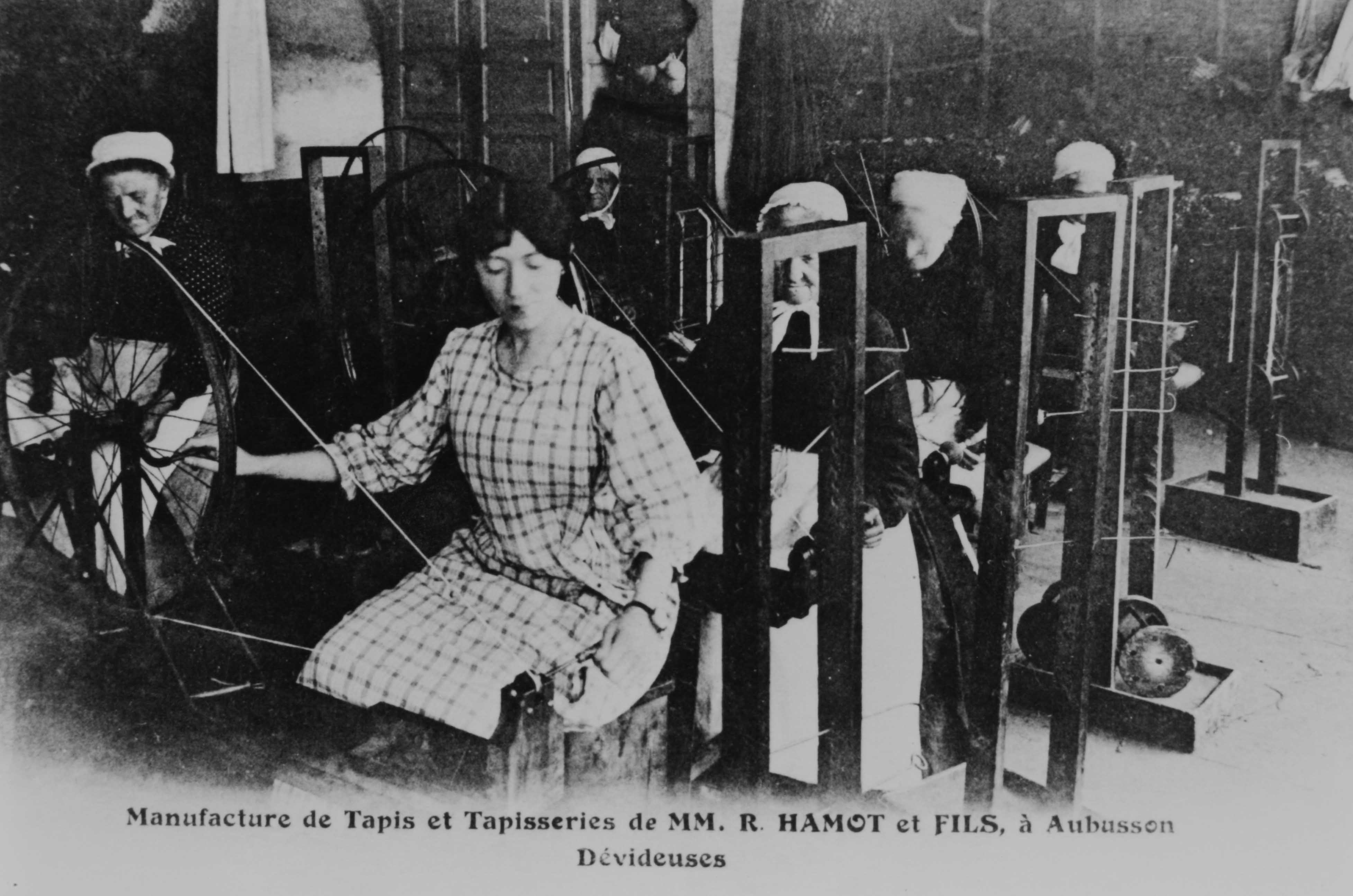 Carte postale (1er quart 20e siècle) : Dévideuses au travail (Aubusson, centre de documentation du Musée départemental de la Tapisserie) 