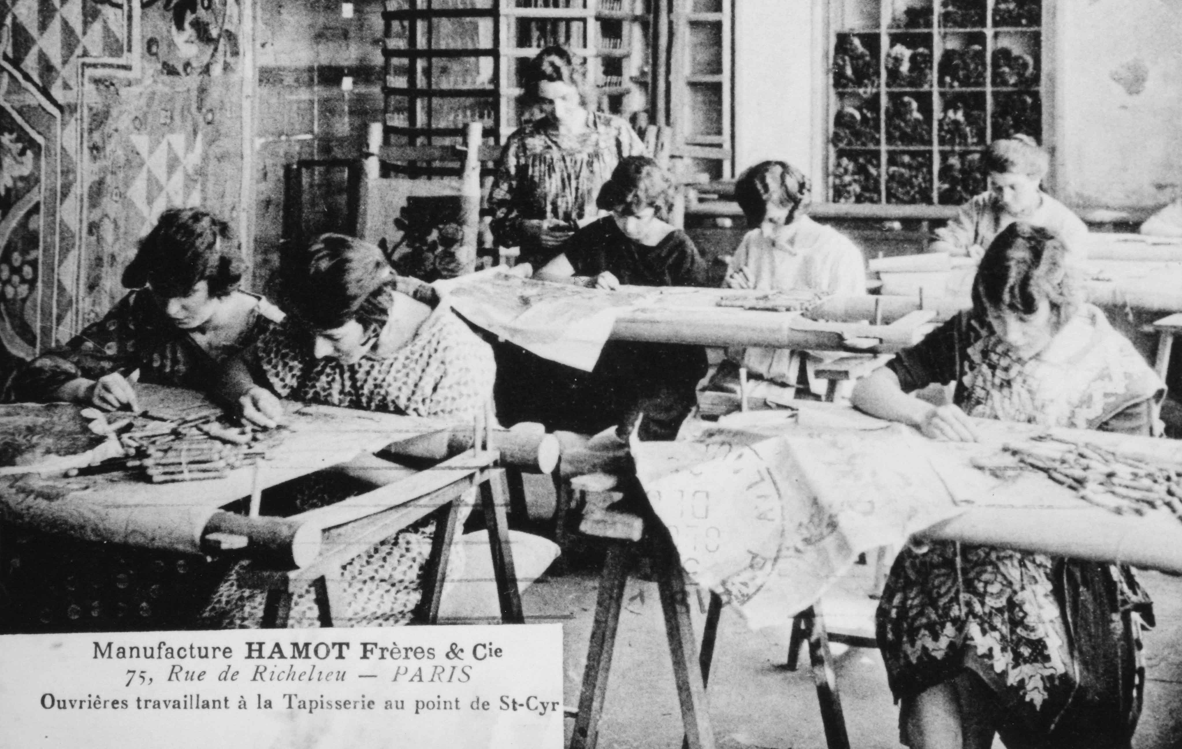 Carte postale (1er quart 20e siècle) : ouvrières travaillant à la tapisserie au point de Saint-Cyr (Aubusson, centre de documentation du musée départemental de la Tapisserie)