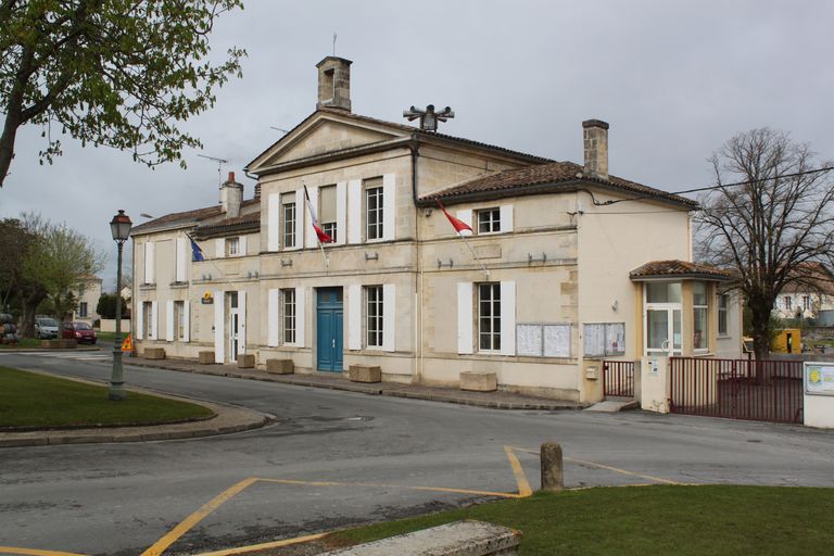 Mairie et place le long de la route Bordeaux-Pauillac.