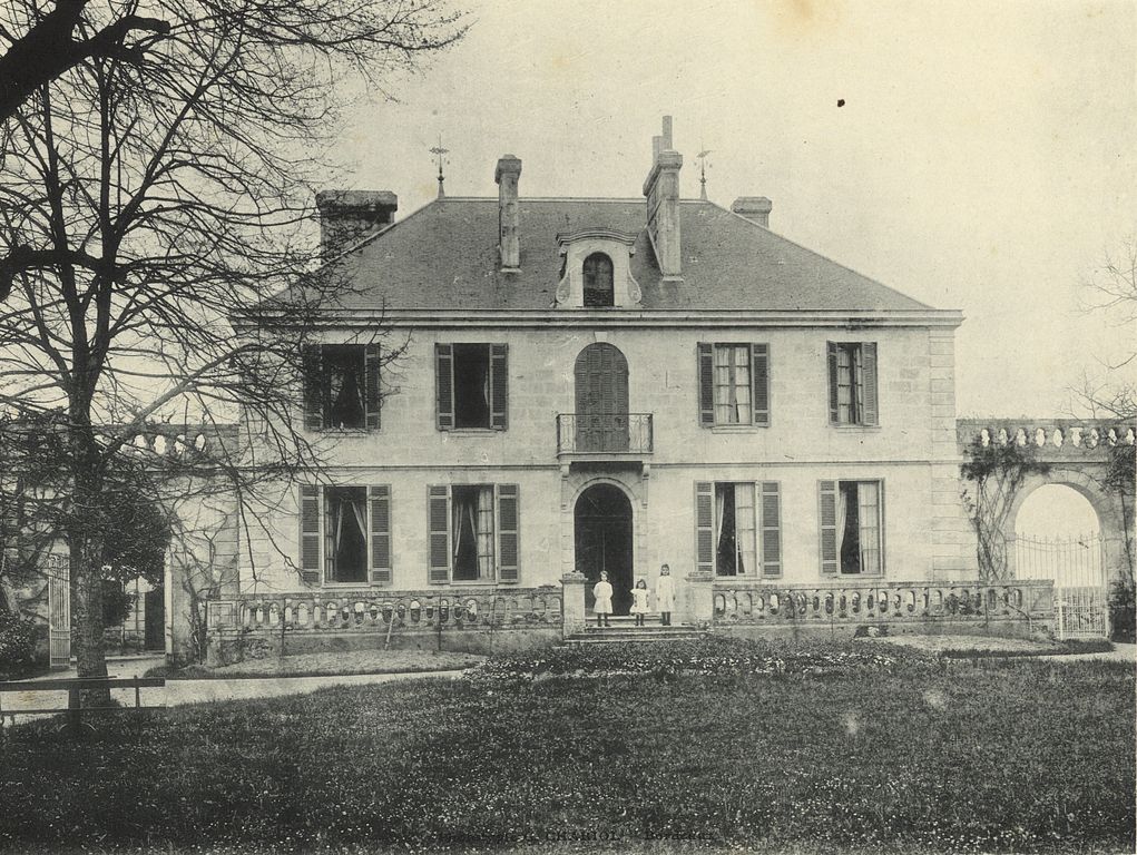 Phototypie, vers 1900 : façade principale du logis.