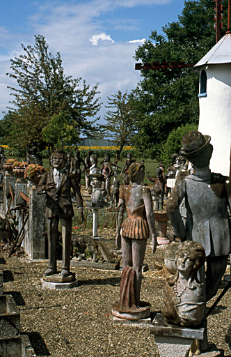 Vue de quelques statues situées devant la maison.